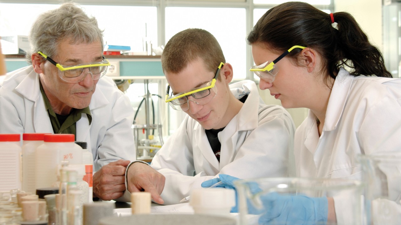 avec des étudiants dans un laboratoire教授。